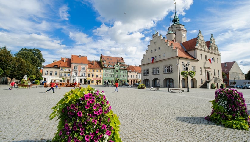 Rynek i ratusz w Prusicach