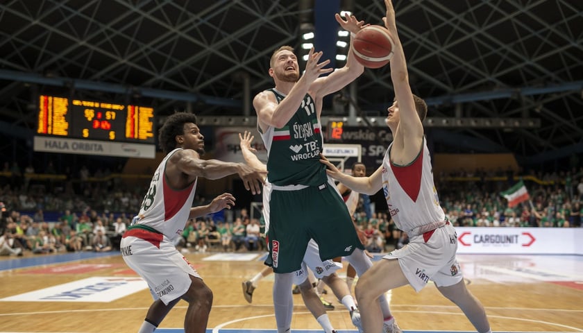 Aleksander Dziewa (na zdjęciu w środku) staje się jedną z gwiazd Śląska. Przeszedł z klubem długą drogę z drugiej ligi, aż do finału EBL i walczy z drużyną o złoto.