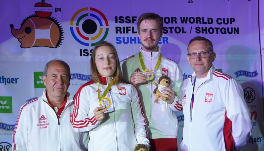 Julia Piotrowska (WKS Śląsk Wrocław) i Michał Chojnowski (KS Kaliber Białystok) z trenerami.