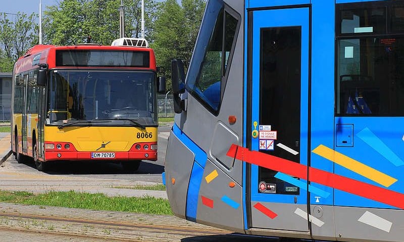 na zdjęciu wrocławski tramwaj i autobus