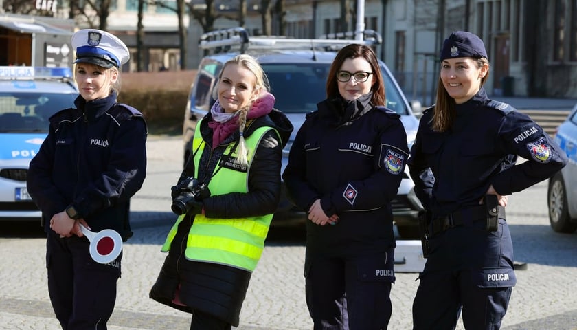 Na zdjęciu policjantki w mundurach