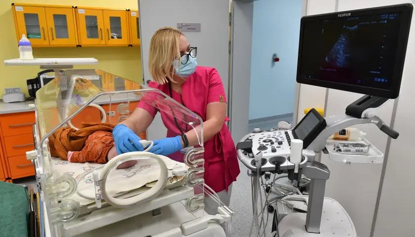 Aparat USG przekazany szpitalowi przy ul. Koszarowej został zakupiony w ramach programu „Zdrowa Matka i Dziecko”. Sprzęt umożliwia szybką i dokładną diagnostykę dzieci, które trafiają na oddział neonatologii i intensywnej terapii