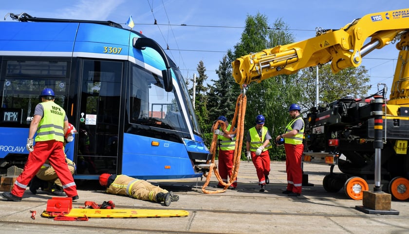 Nowy dźwig wrocławskiego MPK pozwoli jeszcze sprawniej i szybciej ratować osoby, które znajdą się pod kołami tramwaju
