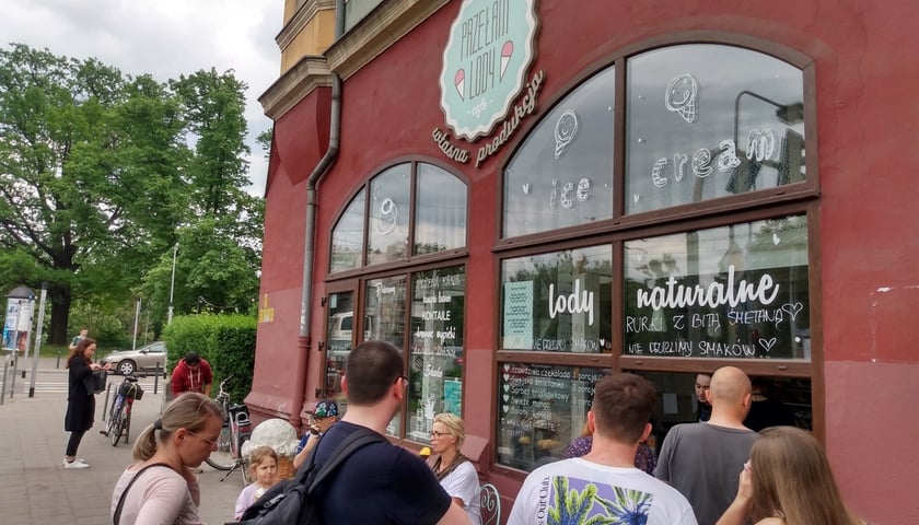 Lodziarnia - Przełam Lody to miejsce, gdzie zwykle widać kolejkę klientów spragnionych smacznych lodów.