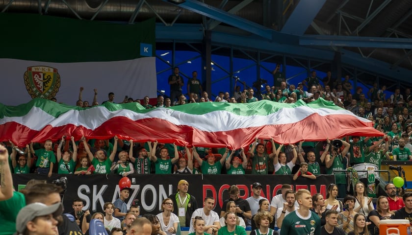 Wielka flaga przykryła sektor kibiców Śląska