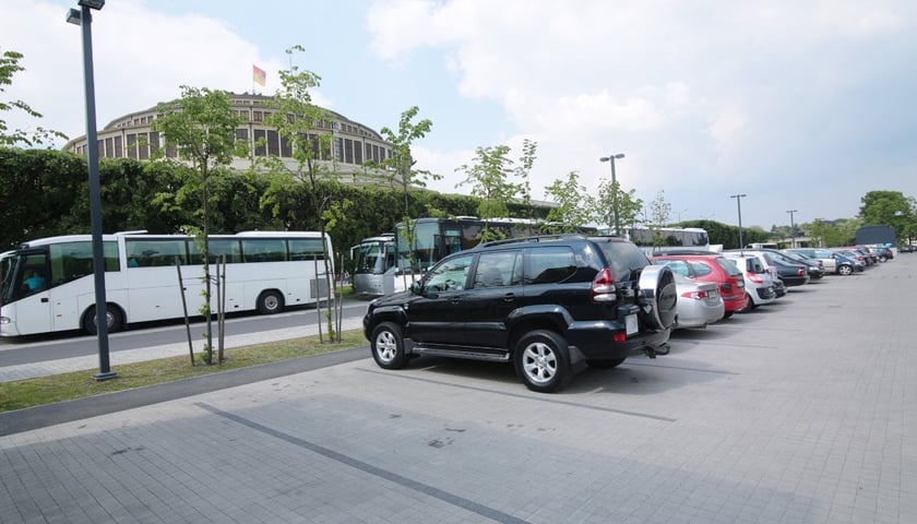 Parking przy Hali Stulecia we Wrocławiu.