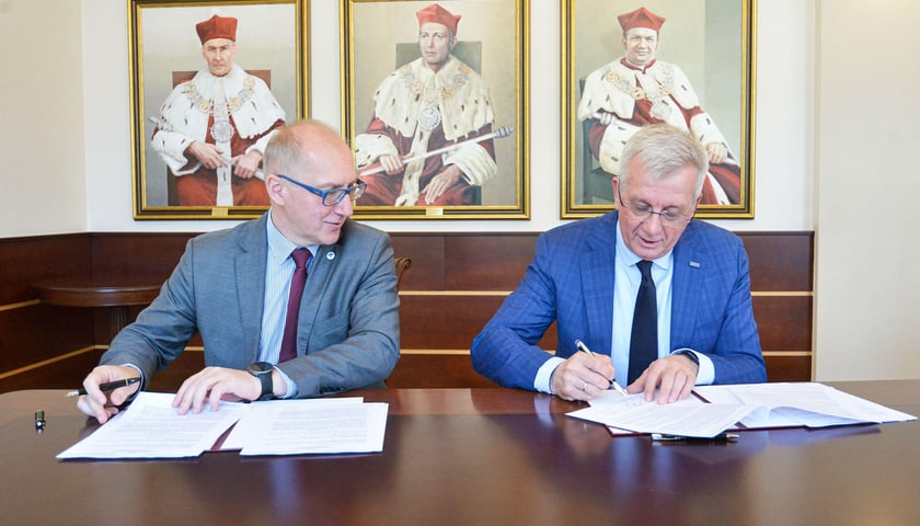 Umowę o powołaniu nowej specjalności podpisali prof. Arkadiusz Wójs, rektor Politechniki Wrocławskiej i prof. Jarosław Bosy rektor Uniwersytetu Przyrodniczego.