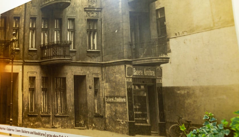 Kamienica przy ul. Cybulskiego 10 w 1915 roku. Koło wejścia oparty o ścianę rower, którym ktoś przyjechał po lody.