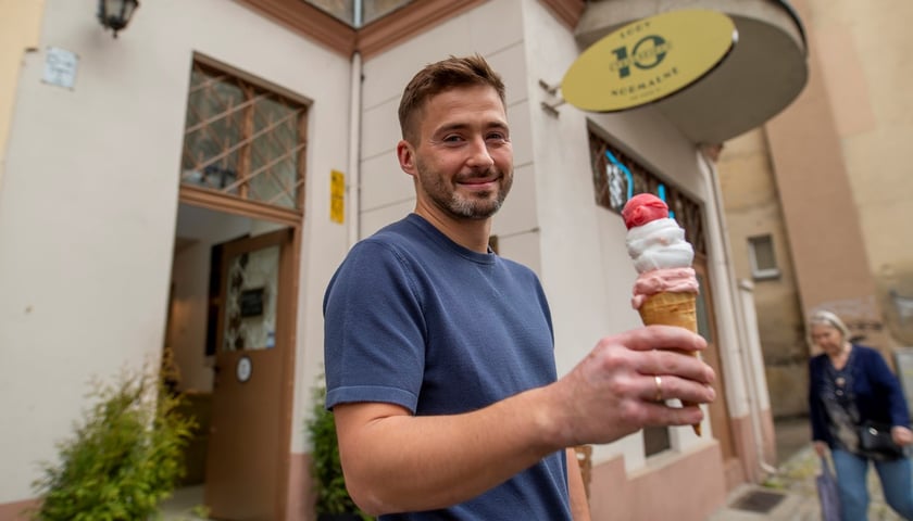 - Zapraszam na lody normalne, takie jak za dawnych lat - mówi Paweł Jakubowski, właściciel lodziarni „Cybulskiego 10. Lody normalne” na Nadodrzu.