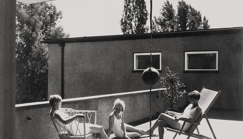 Dom dwurodzinny nr 26/27, proj. Theo Effenberger, taras na dachu sekcji nr 27, widok od strony pn.-zach., ok. 1930.