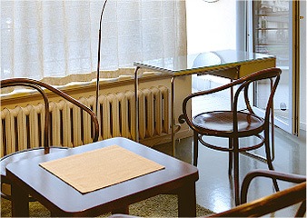 Dawny dom hotelowy dla osób samotnych i małżeństw bezdzietnych nr 31, obecnie hotel Ośrodka Szkolenia Państwowej Inspekcji Pracy, proj. Hans Scharoun, sekcja mieszkalna prawego skrzydła - pokój dzienny, rekonstrukcja 2014