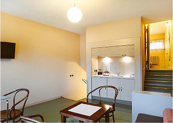 Dawny dom hotelowy dla osób samotnych i małżeństw bezdzietnych nr 31, obecnie hotel Ośrodka Szkolenia Państwowej Inspekcji Pracy, proj. Hans Scharoun, pokój dzienny z niszą kuchenną w sekcji mieszkalnej prawego skrzydła budynku, rekonstrukcja, 2014