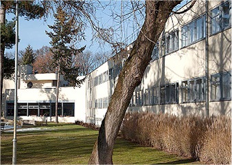 Dawny dom hotelowy dla osób samotnych i małżeństw bezdzietnych nr 31, obecnie hotel Ośrodka Szkolenia Państwowej Inspekcji Pracy, proj. Hans Scharoun, widok od ogrodu na część środkową i lewe skrzydło budynku (pd.-wsch.), 2014