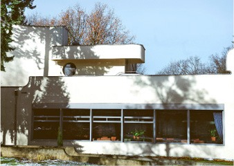 Dawny dom hotelowy dla osób samotnych i małżeństw bezdzietnych nr 31, obecnie hotel Ośrodka Szkolenia Państwowej Inspekcji Pracy, proj. Hans Scharoun, widok od ogrodu na część środkową budynku (pd.), 2014