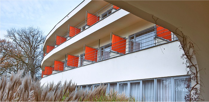 Dawny dom hotelowy dla osób samotnych i małżeństw bezdzietnych nr 31, obecnie hotel Ośrodka Szkolenia Państwowej Inspekcji Pracy, proj. Hans Scharoun, prawe skrzydło budynku, widok od ogrodu, (pd.), 2014