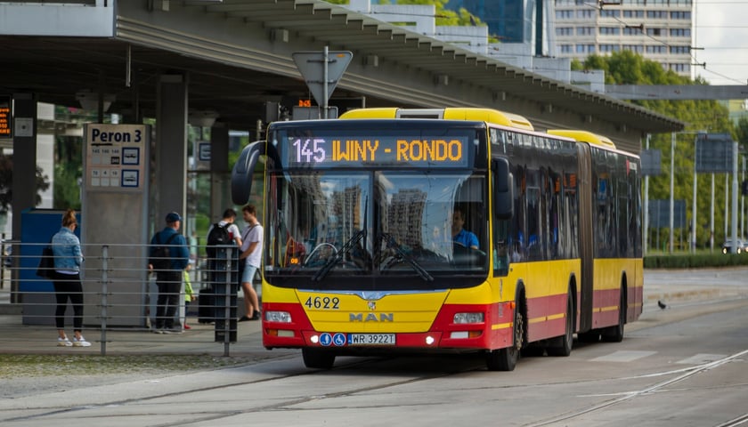 Autobus linii 145 łączącej Sępolno z Jagodnem i rondem w Iwinach. Zdjęcie ilustracyjne.