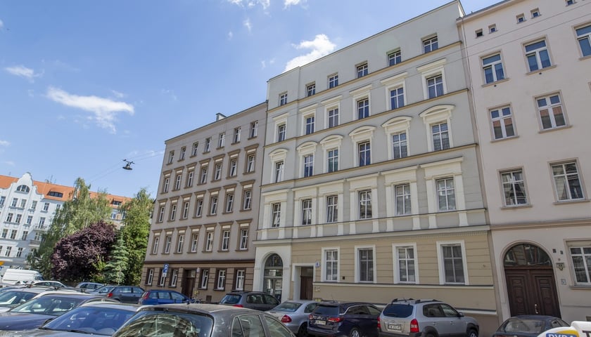 Ulicę Chudoby założył w 1874 r. bankier Isidor Freund. Kamienice przy niej, po remoncie, prezentują się jak w czasach Breslau.