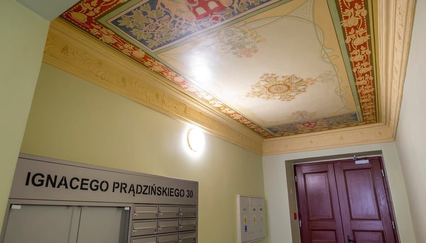 Piękny sufit w sieni kamienicy przy ul. Prądzyńskiego 30