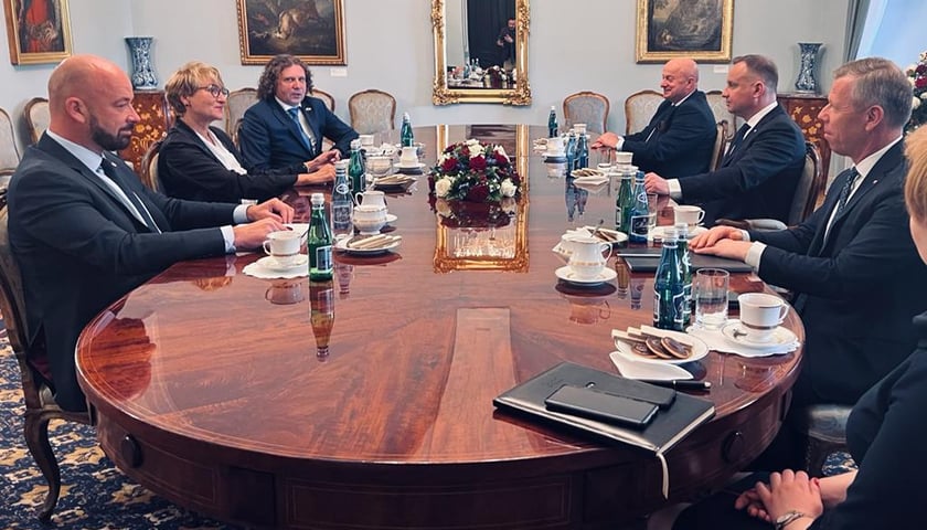 Samorządowcy przekazali prezydentowi Dudzie Białą Księgę dot. uchodźców z Ukrainy