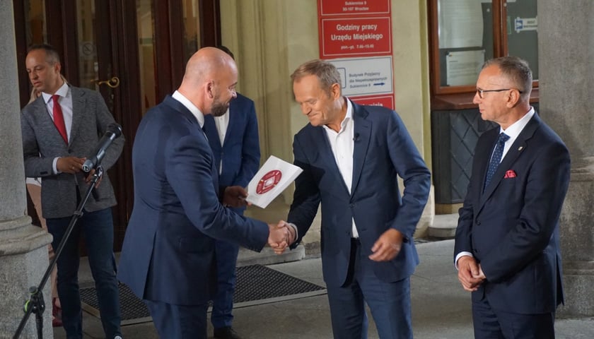 Prezydent Wrocławia Jacek Sutryk przekazuje Białą Księgę Donaldowi Tuskowi, Wrocław 7 czerwca 2022.