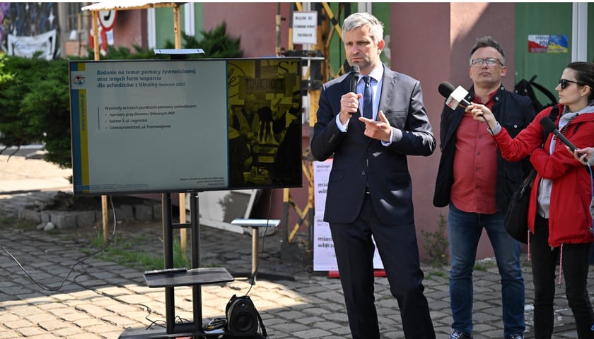 Bartłomiej Świerczewski, dyrektor Departamentu Spraw Społecznych, przedstawia wyniki badań przeprowadzonych wśród uchodźców z Ukrainy. Czasoprzestrzeń, 2 czerwca 2022.