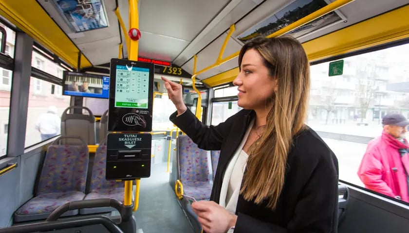 panel do zakupu biletów w autobusie