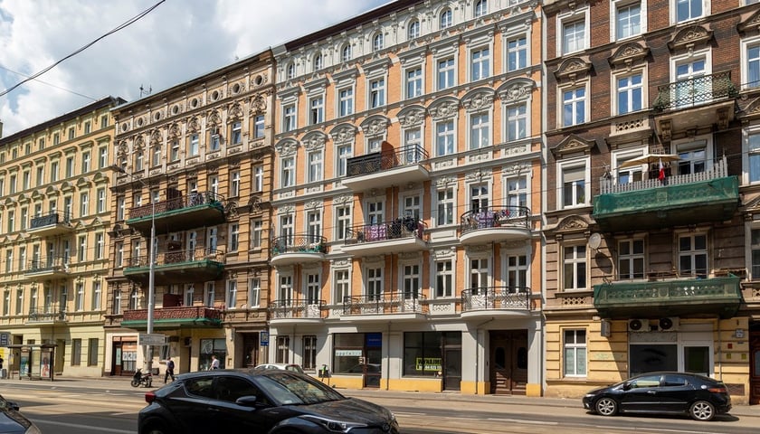 Trasa z dworca Wrocław Nadodrze do centrum miasta prowadzi wśród starych kamienic.