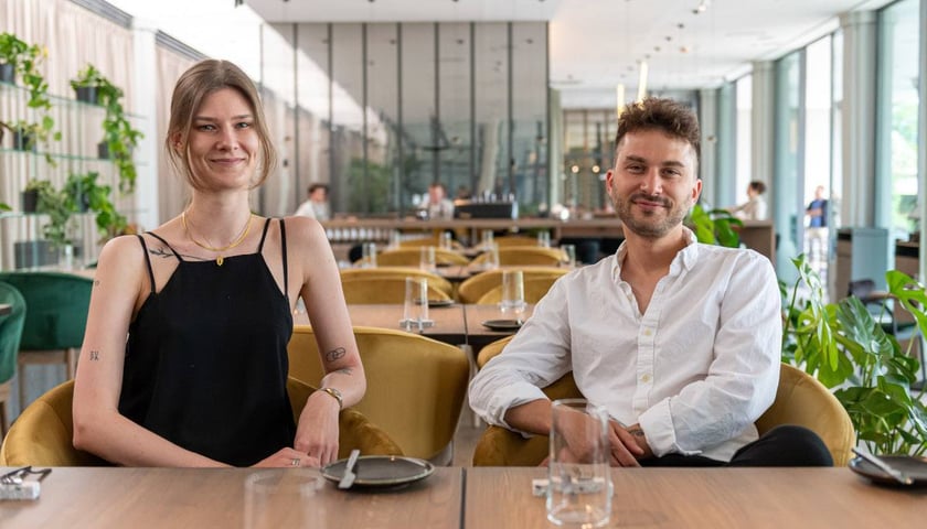 Wnętrze zaaranżowane zostało według projektu wrocławskich architektów - Agnieszki Zawiszewskiej-Dominiczak i Aleksandra Czerwonki-Jabłońskiego z CUDO Studio.