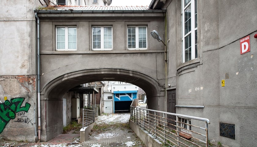 Zobacz dawny szpital na ul. Traugutta we Wrocławiu. Dziś świeci pustkami, ale już pod koniec czerwca ożyje dzięki 20. edycji Przeglądu Sztuki SURVIVAL