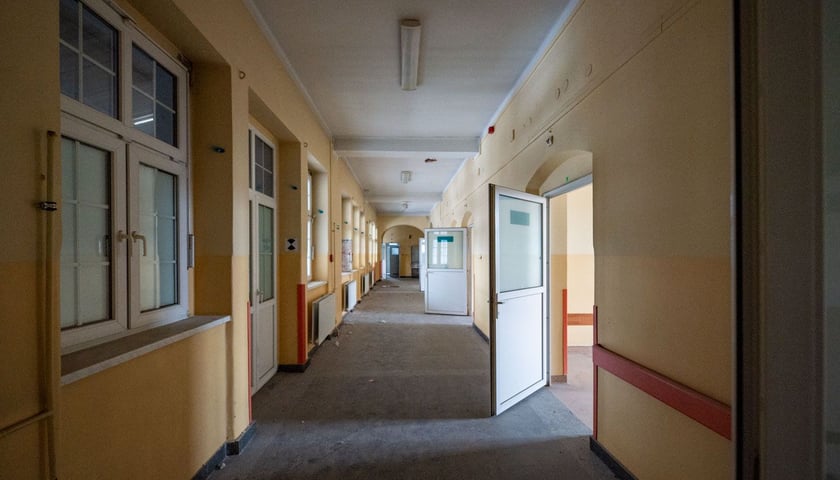 Zobacz dawny szpital na ul. Traugutta we Wrocławiu. Dziś świeci pustkami, ale już pod koniec czerwca ożyje dzięki 20. edycji Przeglądu Sztuki SURVIVAL