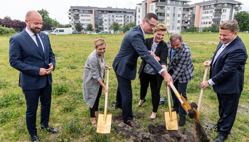 Rusza budowa Aquaparku przy ul. Wilanowskiej, pierwsze łopaty wbili m.in. prezydent Wrocławia Jacek Sutryk, Joanna Skolimowska - dyrektor Mosty Łódź, przewodniczący Rady Miejskiej Sergiusz Kmiecik, radni Monika Kozłowska i Jarosław Krauze oraz prezes Wrocławskiego Parku Wodnego Grzegorz Kaliszczak.