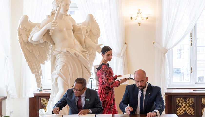 Prezydent Wrocławia Jacek Sutryk i dr Rashed Mustafa Sarwar – koordynator UNICEF-u ds. Reagowania Kryzysowego w Polsce, podpisują memorandum ws. pomocy dla uchodźców z Ukrainy.