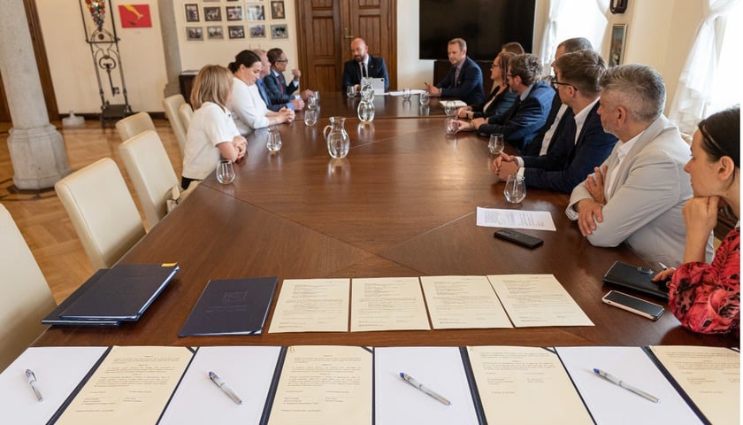 Podpisanie memorandum w sprawie pomocy UNIOCEF dla uchodźców we Wrocławiu, 9 czerwca 2022.