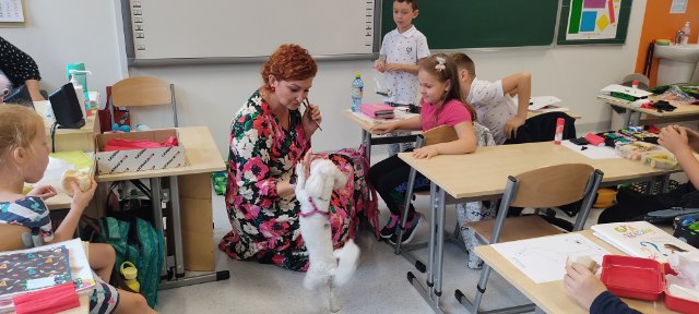 na zdjęciu Aiko podczas zajęć w szkole