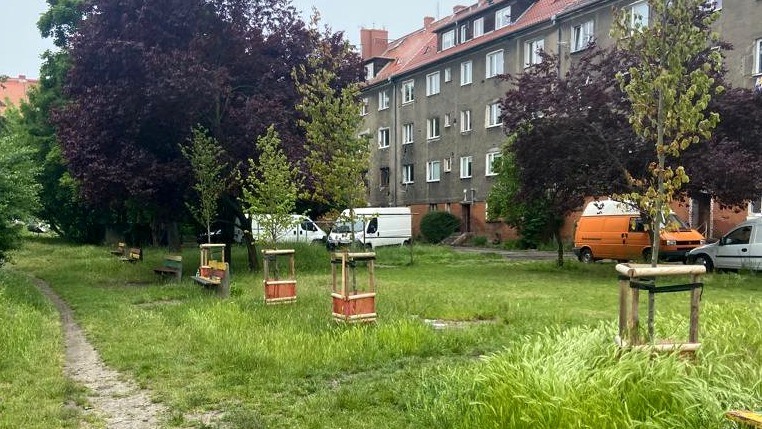 Podwórko przy ul. Łąka Mazurska we Wrocławiu