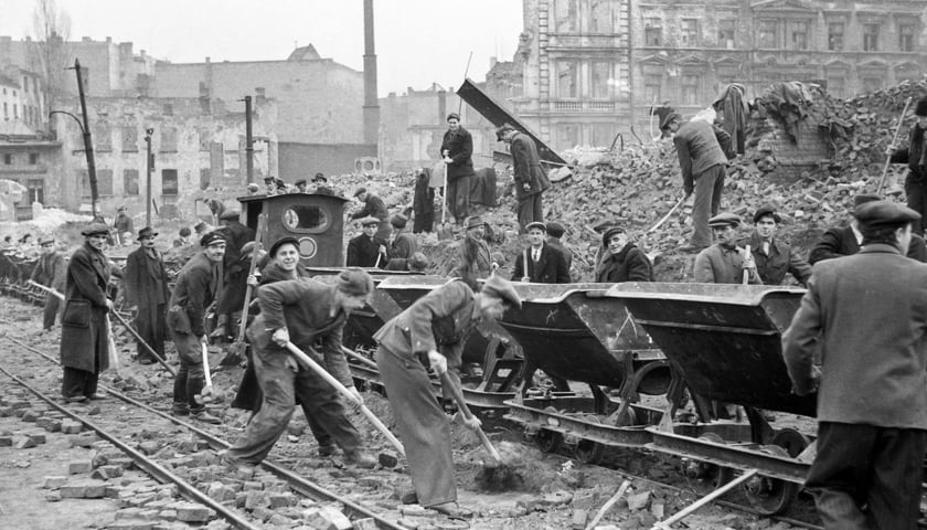 Pl. Dominikański, rok 1945