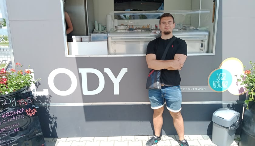 Conan, gwiazda programu TV "Królowe życia", otworzył lodziarnię na Stabłowicach we Wrocławiu