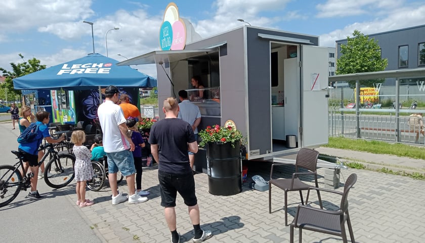 Conan, gwiazda programu TV "Królowe życia", otworzył lodziarnię na Stabłowicach we Wrocławiu