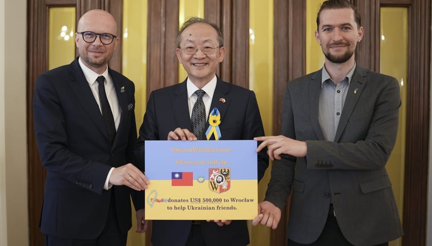 Umowę podpisali wiceprezydent Wrocławia Jakub Mazur, ambasador Tajwanu Bob L.J. Chen i wiceprezes Fundacji Ukraina Igor Lisin