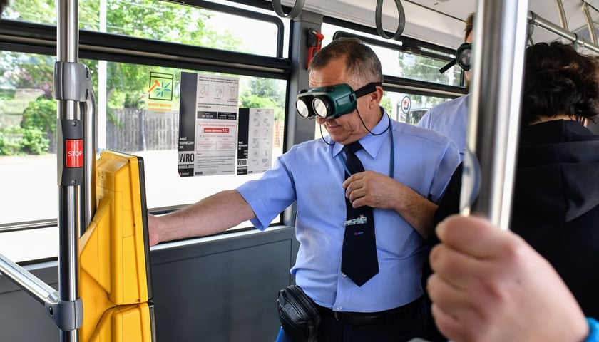 Szkolenia obejmują między innymi kupowanie biletu z użyciem gogli, które imitują problemy ze wzrokiem