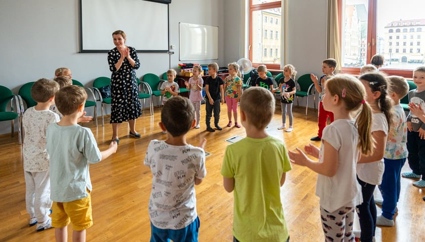 Dzieci z wrocławskiego przedszkola reagowały bardzo spontanicznie. Na zdjęciu z instruktorką dr Katarzyną Turek z Zakładu Muzykoterapii wrocławskiej Akademii Muzycznej