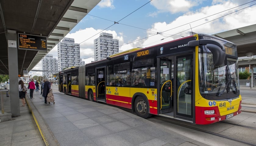 autobus na rondzie Reagana