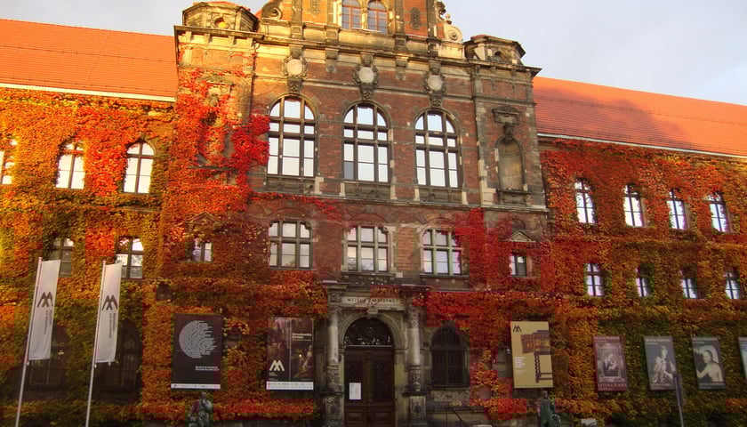 Przed Muzeum Narodowym i w jego holu kręcono zdjęcia nocne w odcinku ?Zdrada?.
