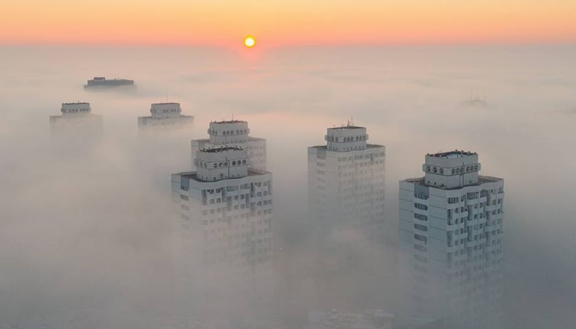 Wrocławskie sedesowce, czyli wieżowce przy placu Grunwaldzkim, we mgle. Z lotu ptaka wyglądają przepięknie