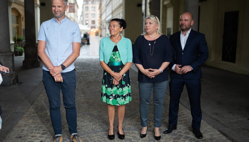 prof. Alicja Chybicka, dyrektor Departamentu Spraw Społecznych UM Bartłomiej Świerczewski, radni: Agata Gwadera-Urlep oraz Dominik Kłosowski