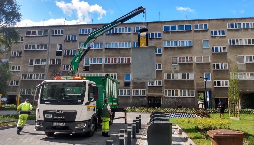 Podziemne pojemniki na odpady są bardzo popularne w Niemczech. Od kilku lat powstają także we Wrocławiu. Ich budowę poprzedzają czasami badania archeolgiczne gruntu.