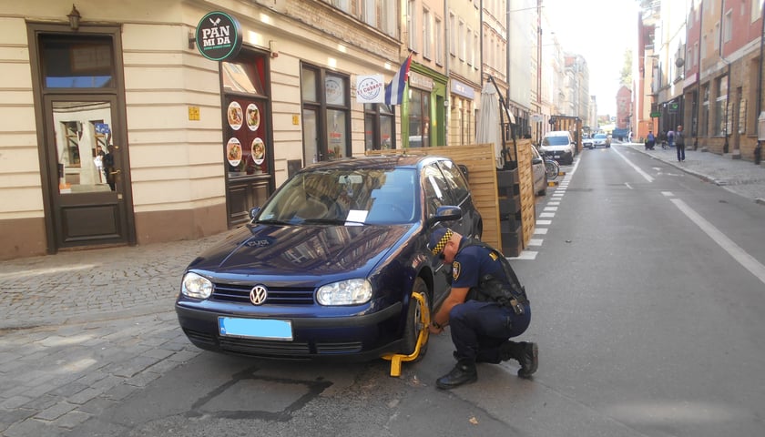 Dzięki wrocławskim "mistrzom parkowania" strażnicy miejscy mają ręce pełne roboty