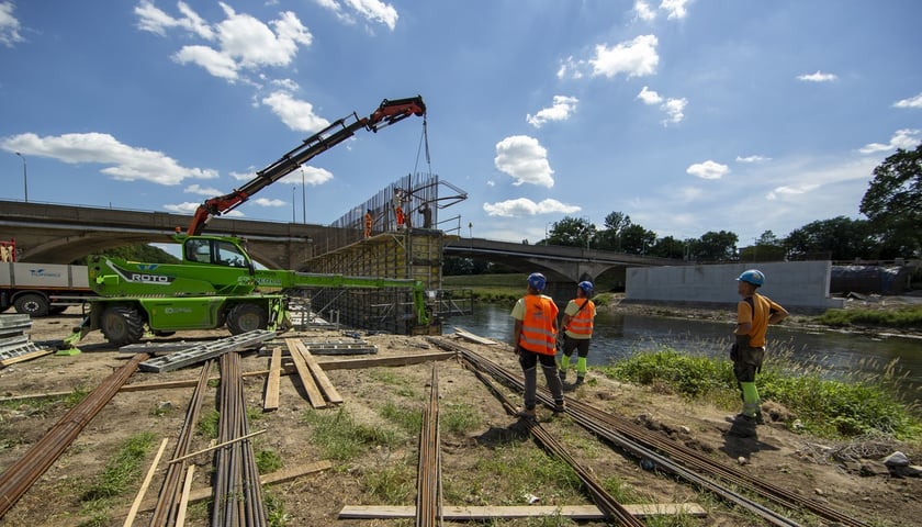 Nowe mosty Chrobrego pną się do góry. Na początku lipca dojadą pierwsze stalowe elementy konstrukcji przepraw