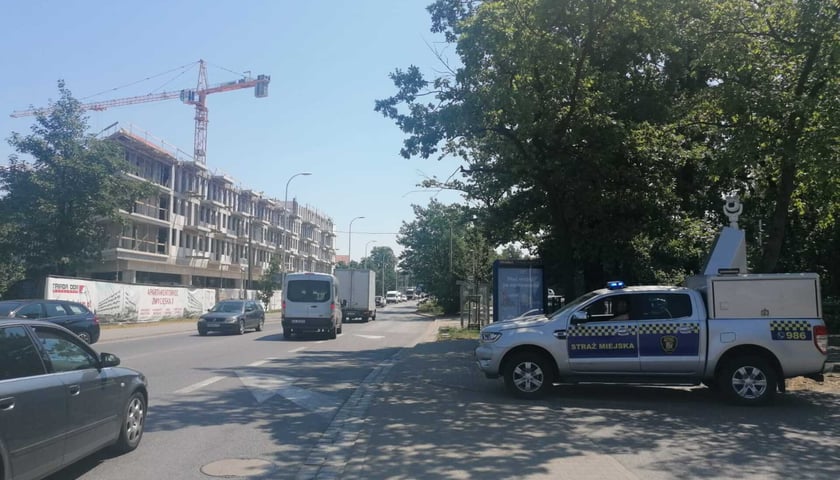 Funkcjonariusze Straży Miejskiej pilnują bezpieczeństwa w okolicy przejazdów na południu Wrocławia