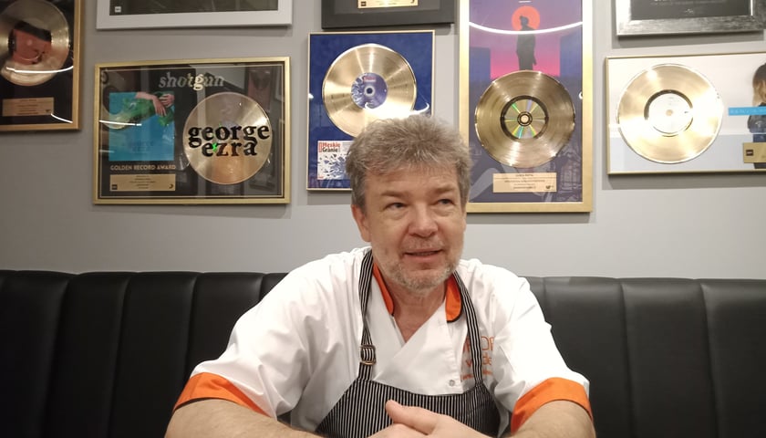 Zbigniew Koźlik, szef kuchni w Golden Records Club, znany wrocławski kucharz, który często gotuje dla widzów TVP Wrocław (program ?Zrób to ze smakiem?), współwłaściciel restauracji